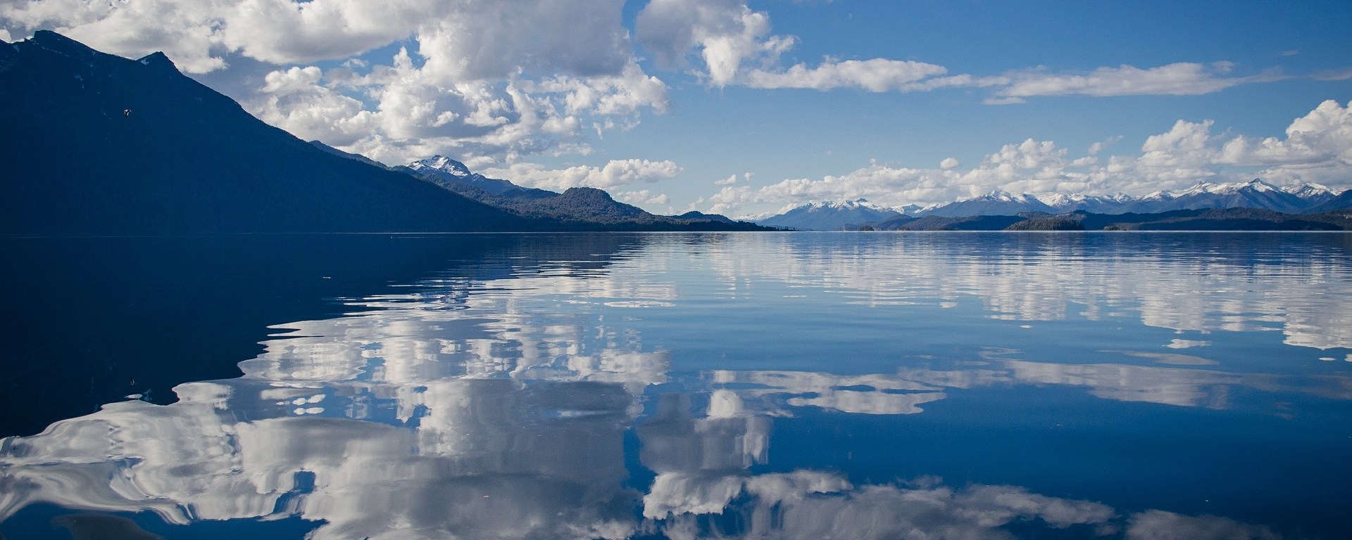 lago con riflesso del cielo